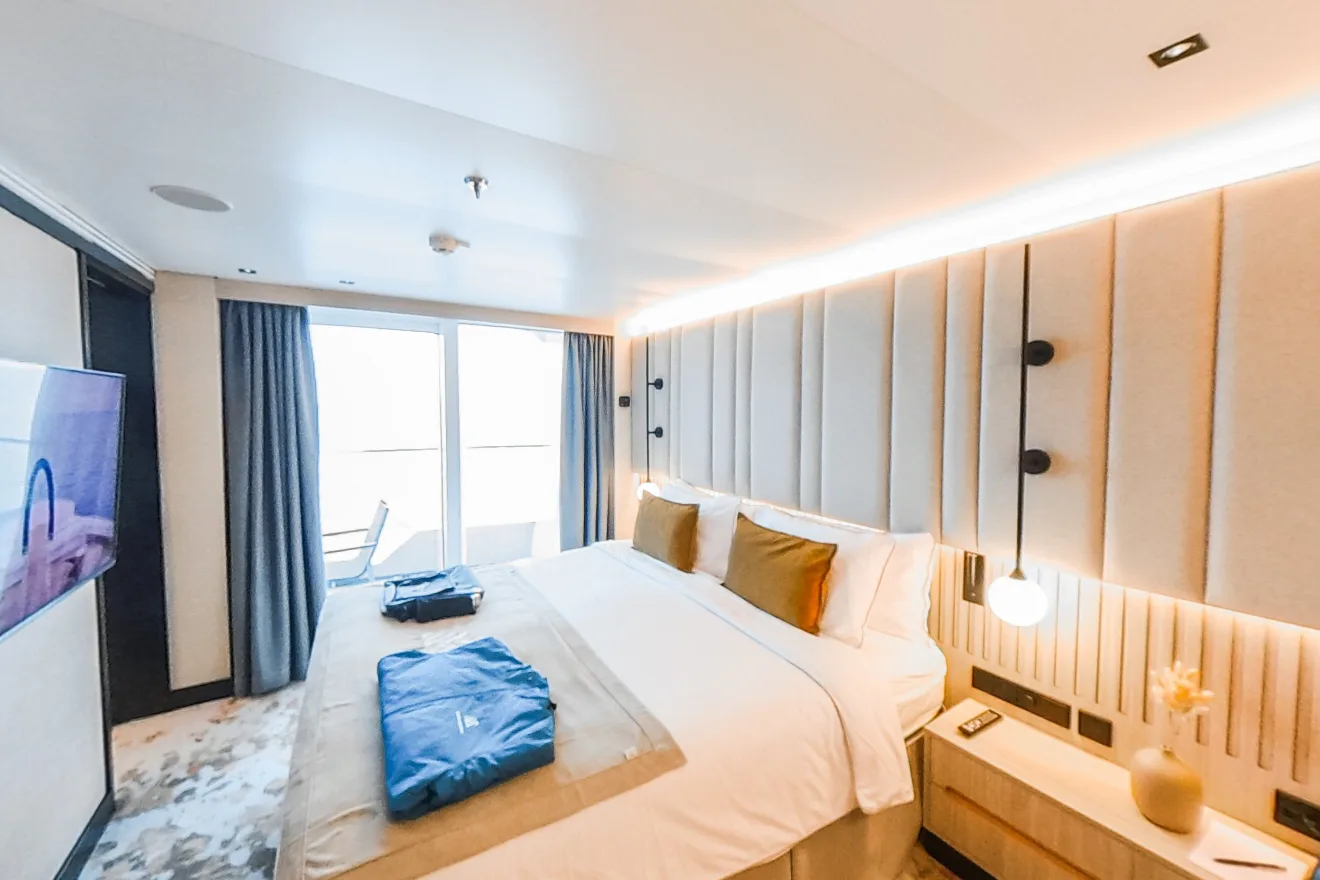 Swan Hellenic guest cabin with double bed and balcony doors in 360